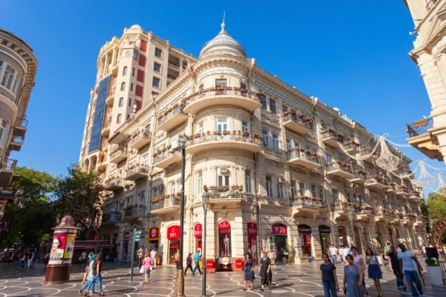 Bakü’den Ne Alınır? Armudu Çay Takımları, Kelagayi ve Yöresel Hediyelikler